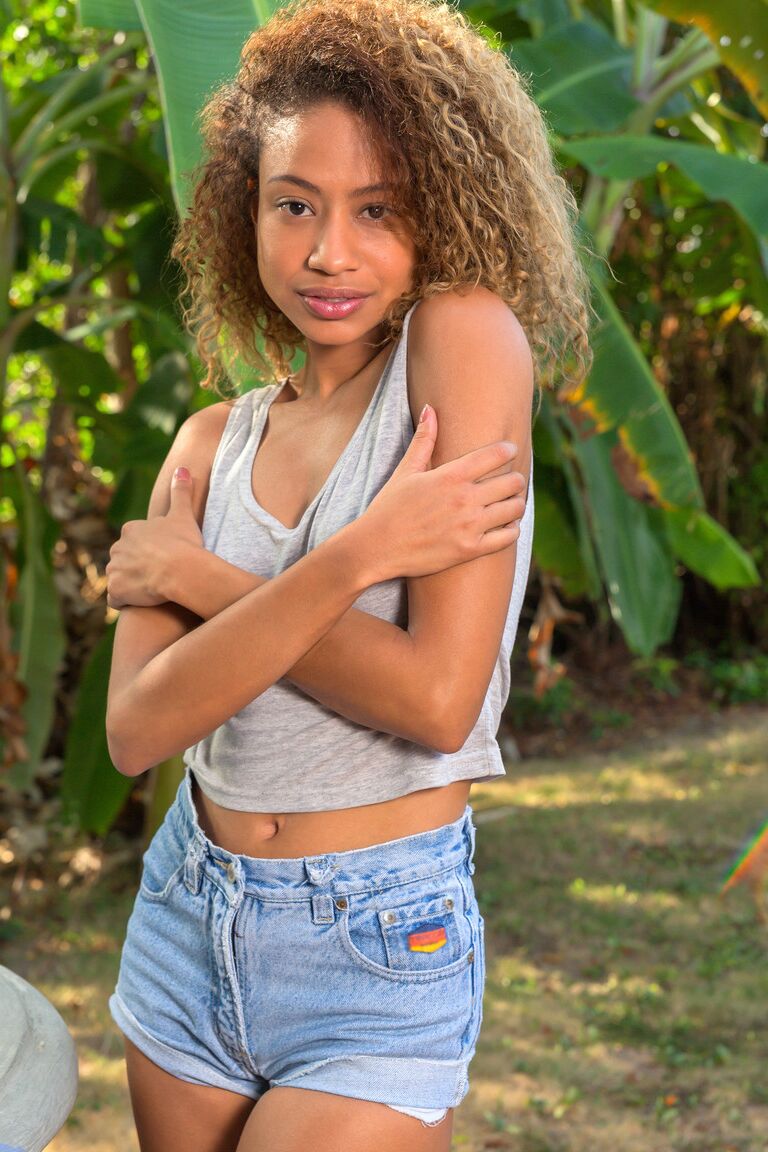 21P A bela de cabelos cacheados Karo Lander revela seu corpo magro, peitos minúsculos e buceta