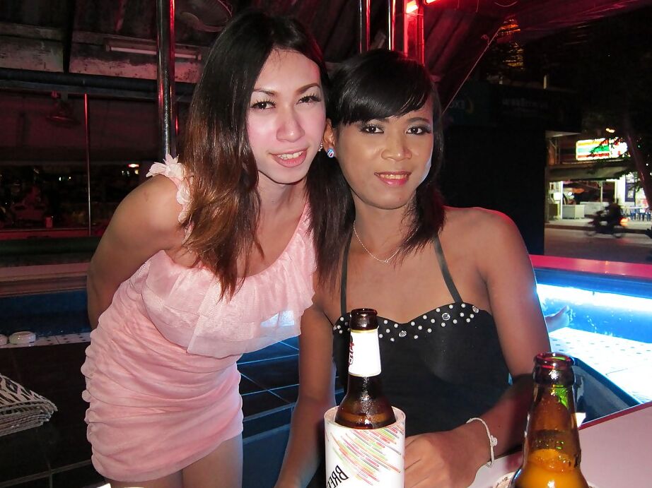 16P Ladyboy de peitos pequenos dá e recebe sexo anal POV de um homem