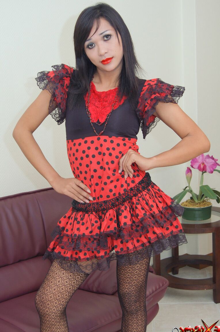 21P La delgada transexual Nice se quita el vestido y hace una preciosa mamada en tacones