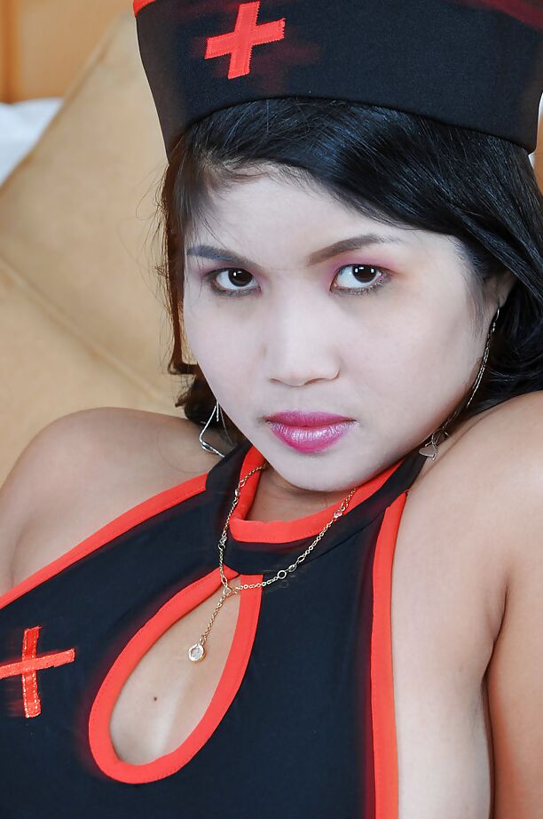 16P Latina peituda Jenny posando com roupa de enfermeira safada e expondo peitos grandes