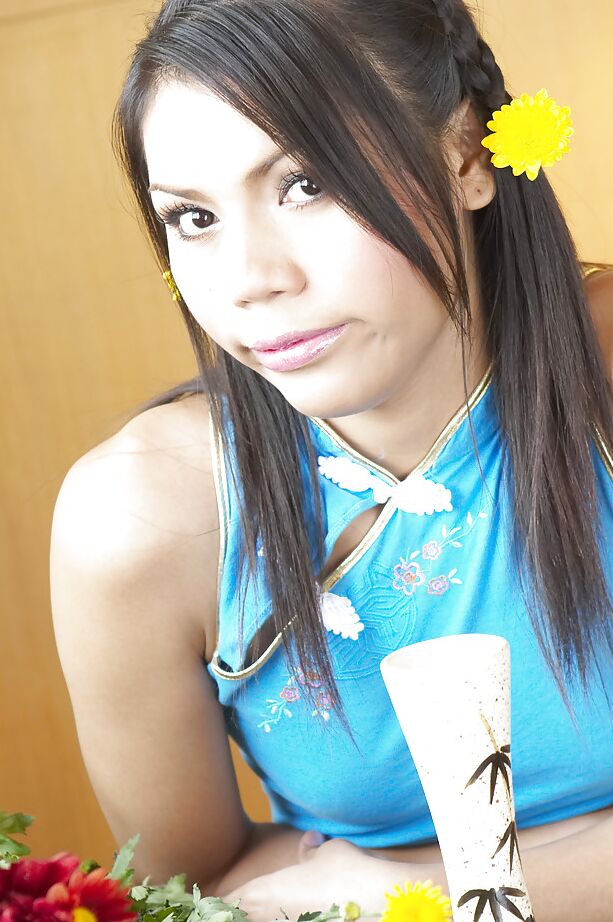 16P Ladyboy tailandês gostoso posando com um pequeno shecock sem cortes por baixo da calcinha