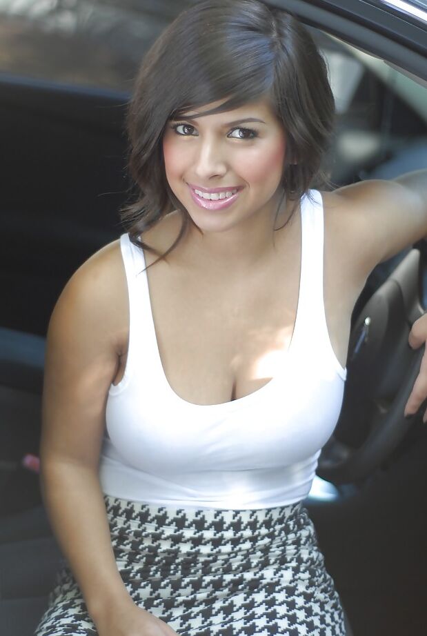 16P Layla Rose mostrando sus tentadores pechos y jugando con su coño afeitado