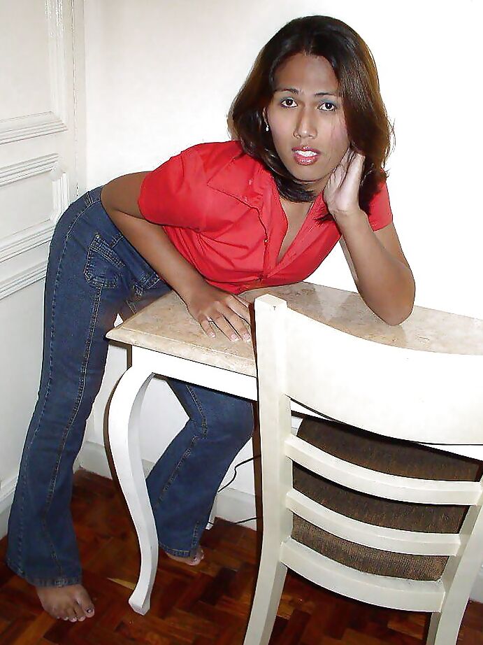 12P brünette asiatische Ladyboy posiert in Jeans und präsentiert ihren haarigen Schwanz