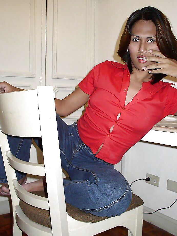12P brünette asiatische Ladyboy posiert in Jeans und präsentiert ihren haarigen Schwanz