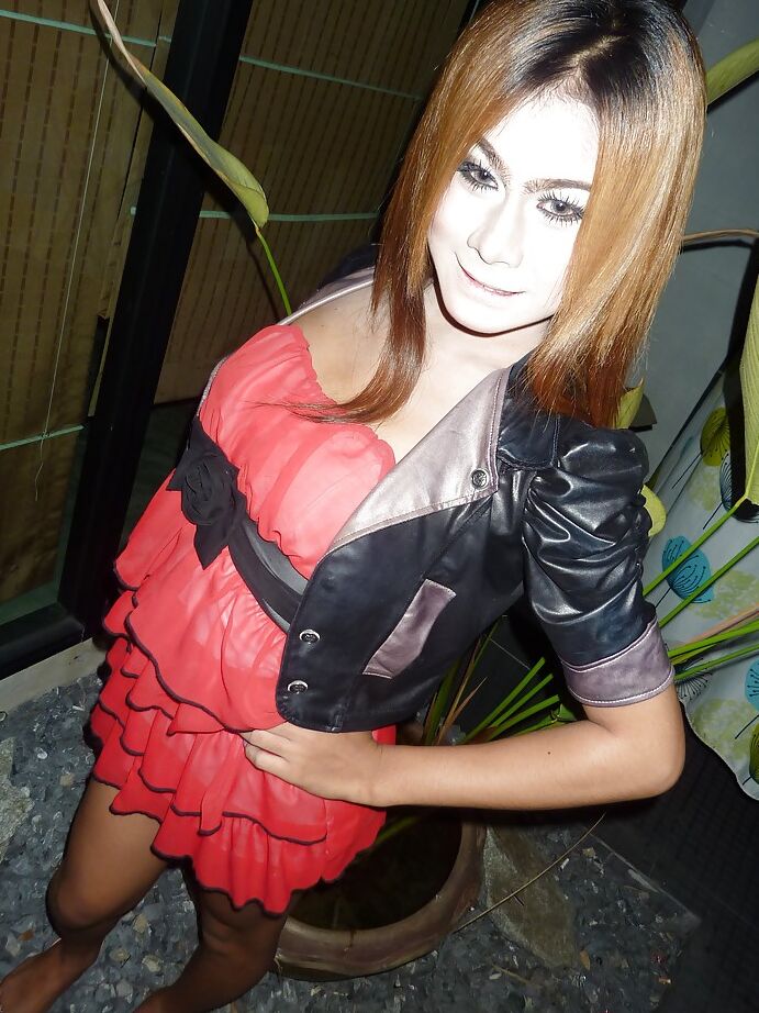 16P Ladyboy gostoso gf posando nua para fotos nuas dela mesma sacudindo o pau
