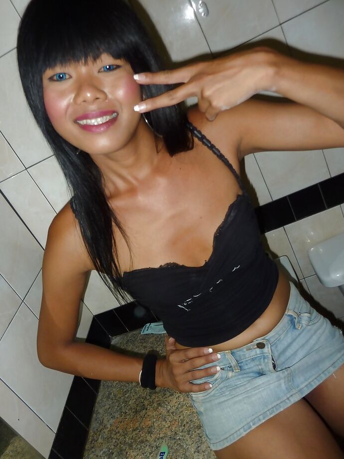 16P La linda ladyboy tailandesa Oil se masturba con un pequeño shecock afeitado en el baño