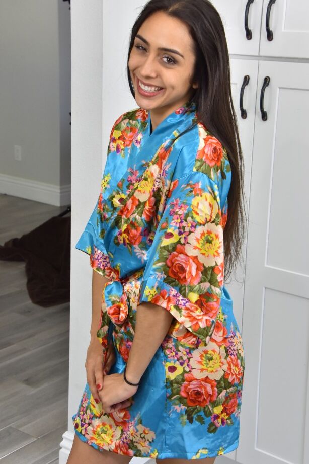 21P La joven caliente Lilly Hall se quita la bata y estira su pequeño chocho en solitario