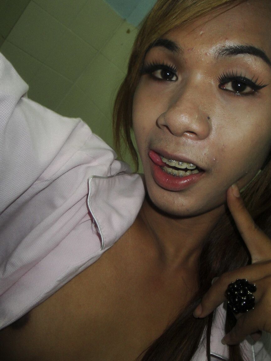 17P Transexuelle asiatique mignonne Nano en appareil dentaire caressant la bite avant de pisser dans une robe en satin