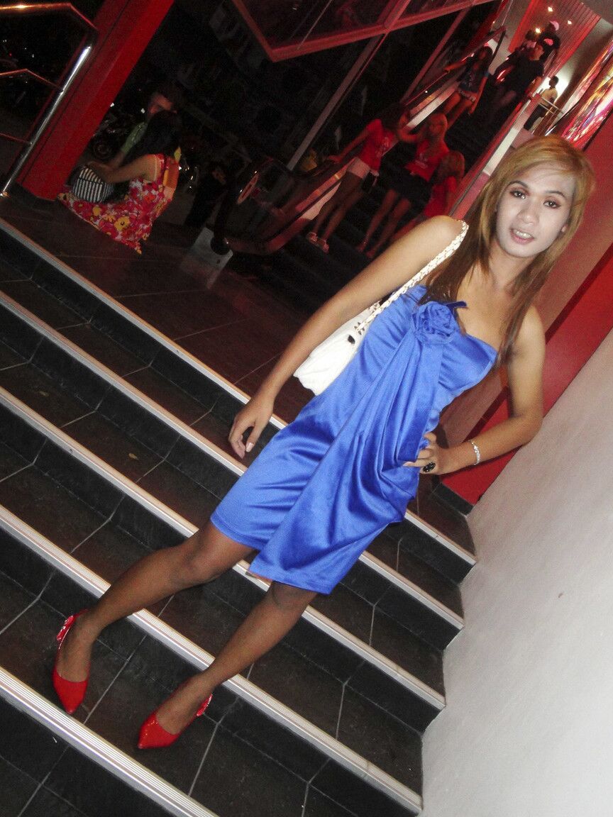 17P Transexuelle asiatique mignonne Nano en appareil dentaire caressant la bite avant de pisser dans une robe en satin