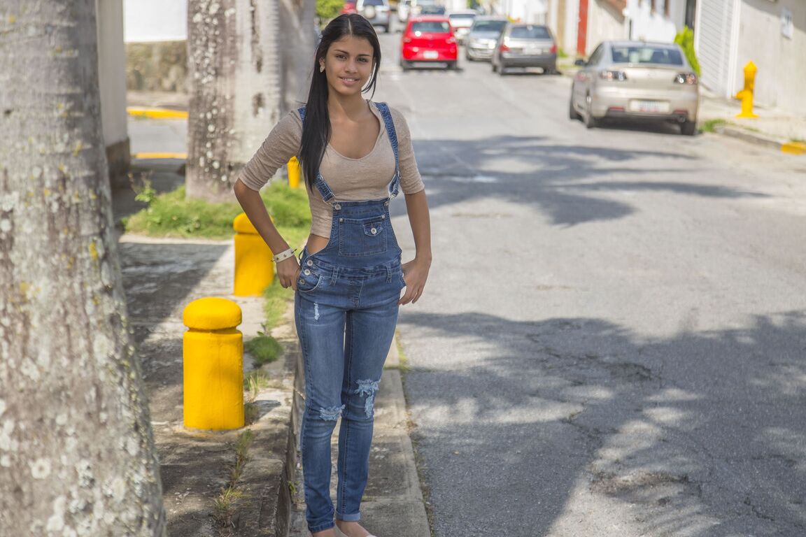 Die süße 20P-Latina-Teenagerin Denisse Gomez stellt ihre atemberaubende Figur in Jeans zur Schau