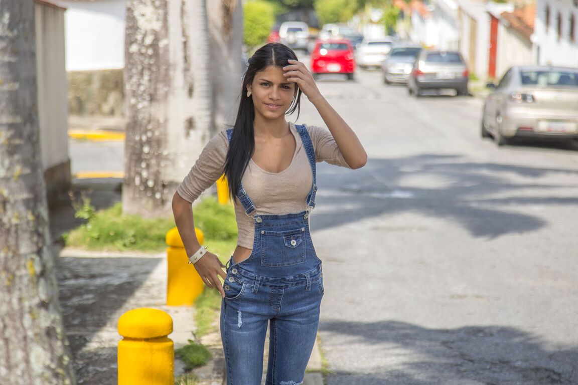 Die süße 20P-Latina-Teenagerin Denisse Gomez stellt ihre atemberaubende Figur in Jeans zur Schau
