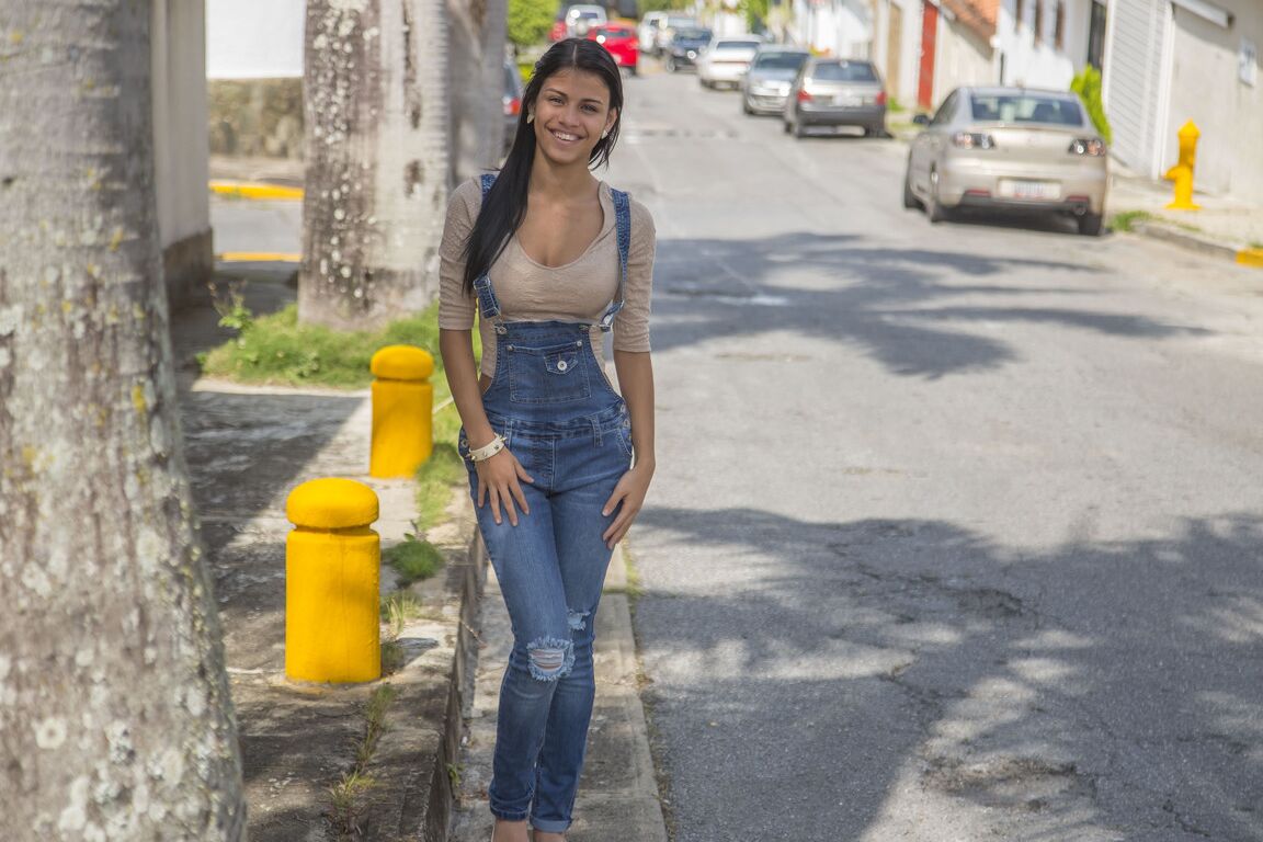 Die süße 20P-Latina-Teenagerin Denisse Gomez stellt ihre atemberaubende Figur in Jeans zur Schau