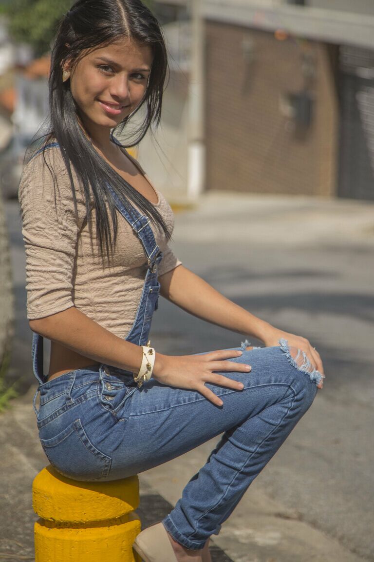 Die süße 20P-Latina-Teenagerin Denisse Gomez stellt ihre atemberaubende Figur in Jeans zur Schau