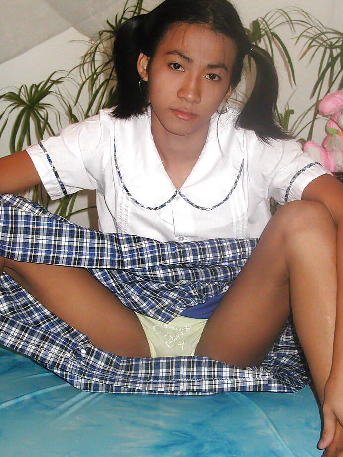 12P Süßer thailändischer Ladyboy mit Zöpfen, der seinem kleinen Schwanz einen runterholt und seinen Anus spreizt
