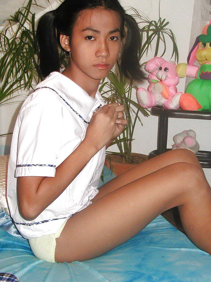 12P Süßer thailändischer Ladyboy mit Zöpfen, der seinem kleinen Schwanz einen runterholt und seinen Anus spreizt