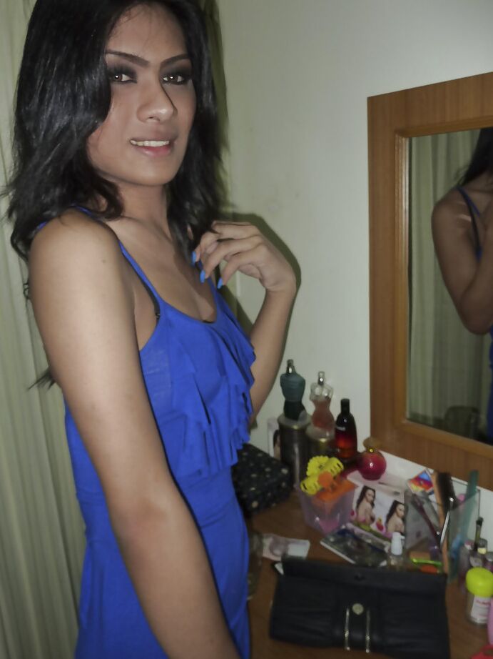 16P Hermosa travesti asiática morena Chocolate inclinada en su falda