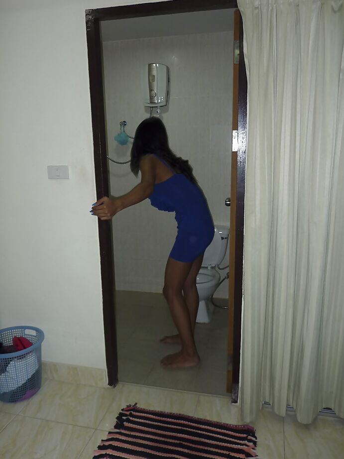 16P Hermosa travesti asiática morena Chocolate inclinada en su falda