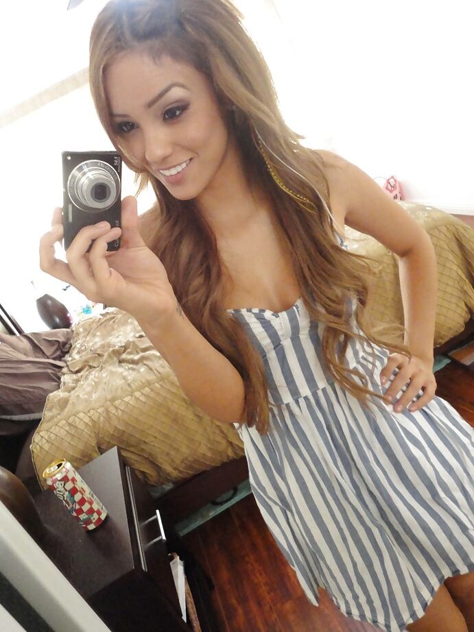 16P Ex-namorada latina Melanie Rios tirando selfies de topless no espelho