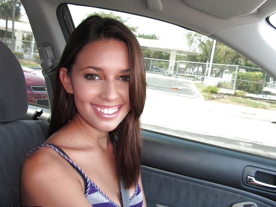 16P La jeune latina Kiara Wolfe adore se déshabiller devant la caméra pour son petit ami.