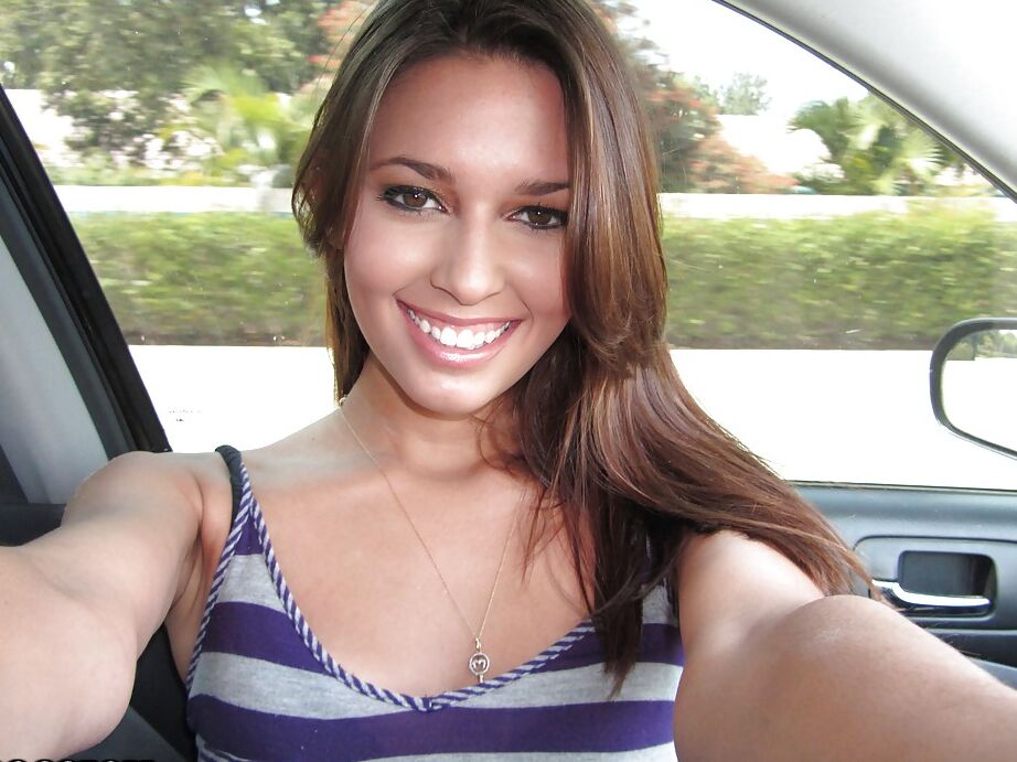 16P La jeune latina Kiara Wolfe adore se déshabiller devant la caméra pour son petit ami.