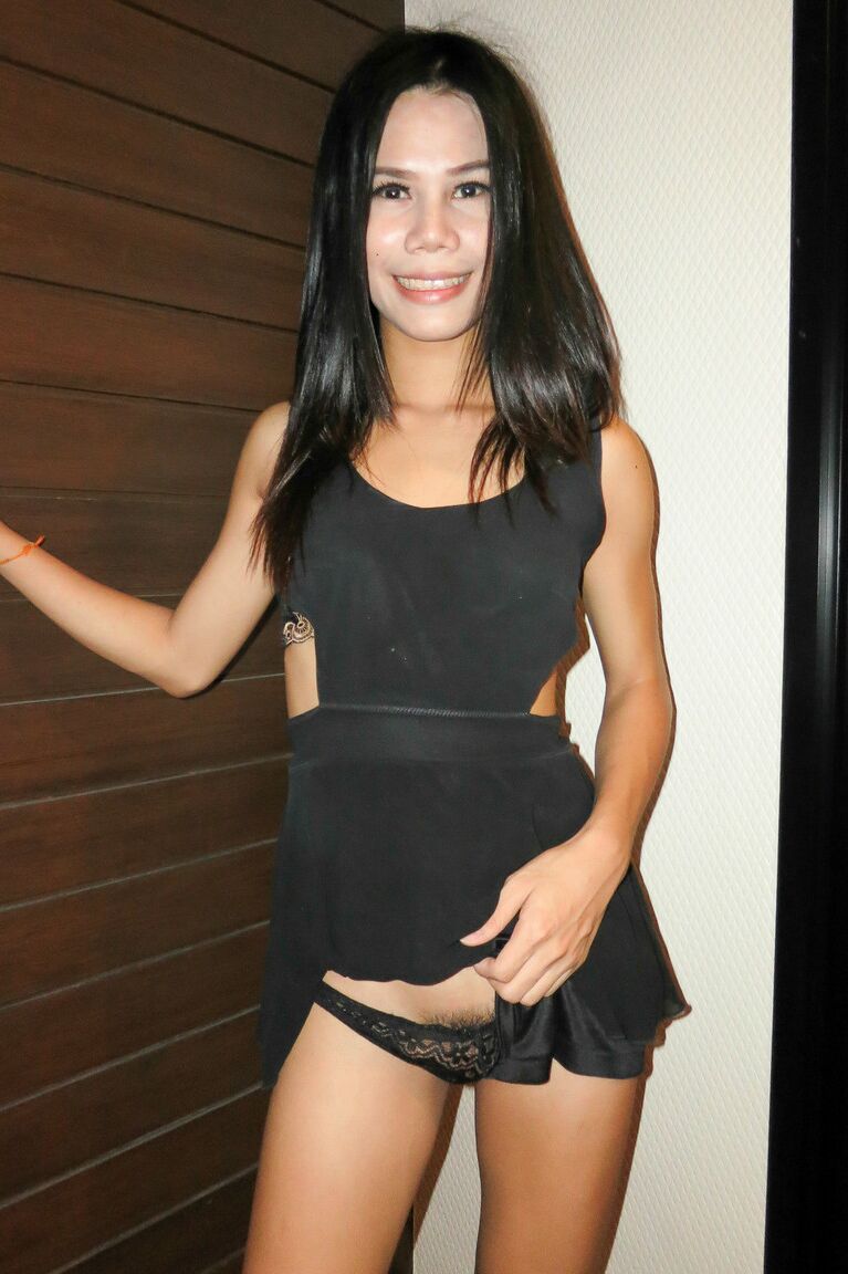 17P Muito Asiática amadora revela seu pau travesti
