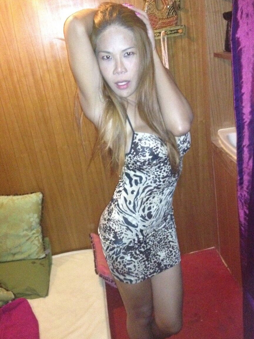 17P La belleza transexual amateur Jenny tiene un orgasmo mientras le follan el culo