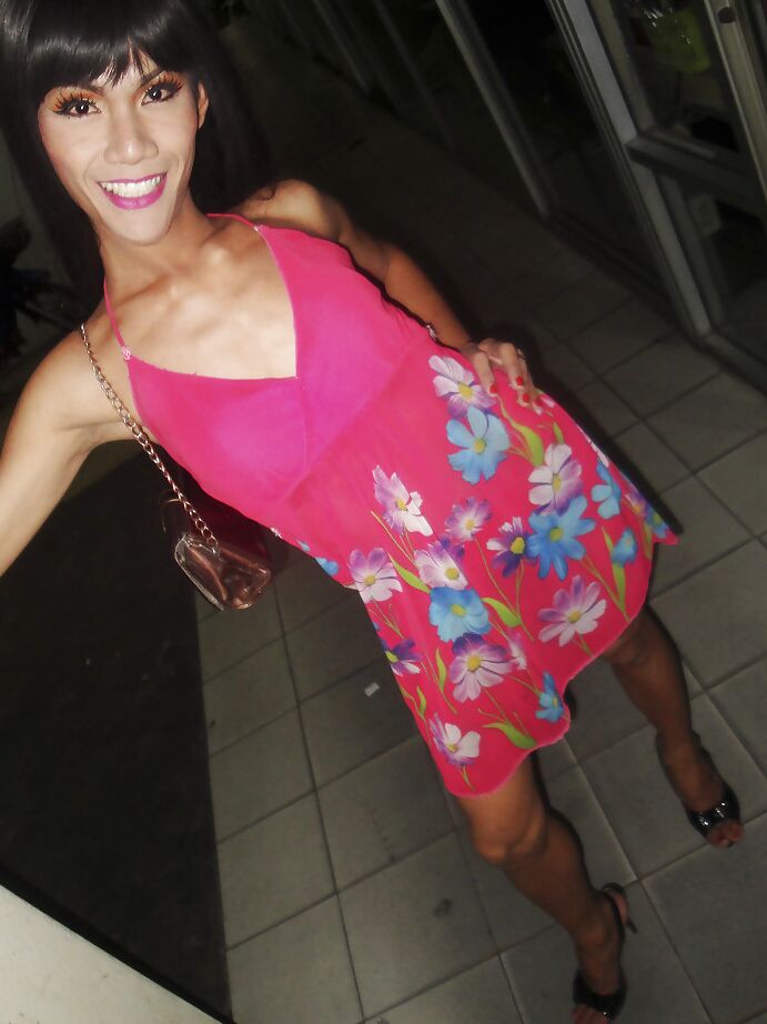 16P Pequeña novia asiática ladyboy mostrando su polla en tacones altos