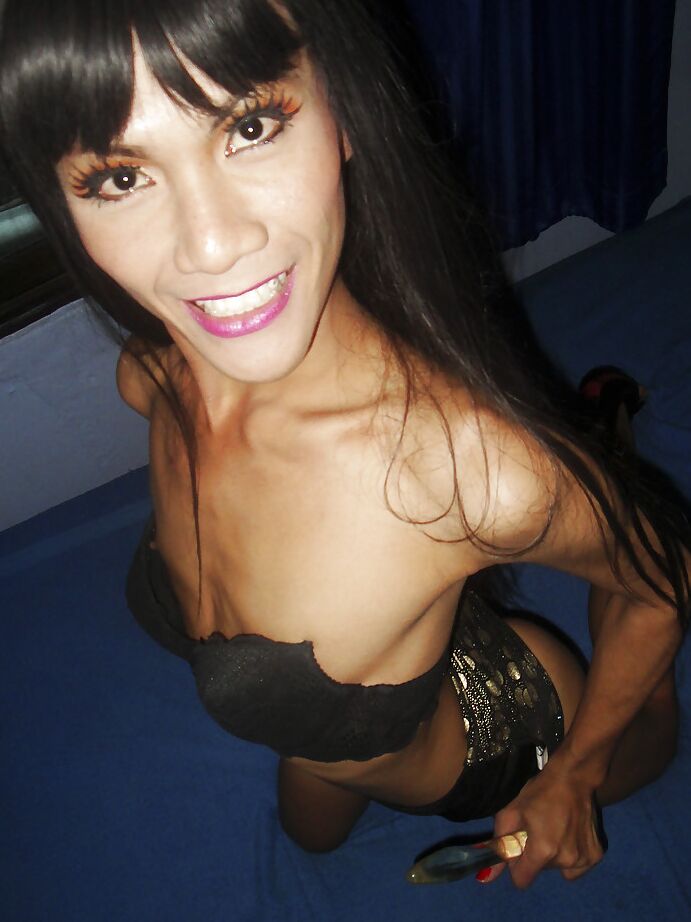 16P Pequeña novia asiática ladyboy mostrando su polla en tacones altos