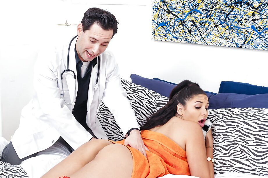 Missy Martinez, star du porno MILF latina 16P, se fait sodomiser par son professeur.