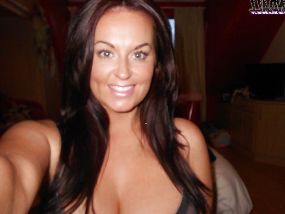 16P A morena rechonchuda Sarah Nicole Randall posando de topless com protetores de orelha