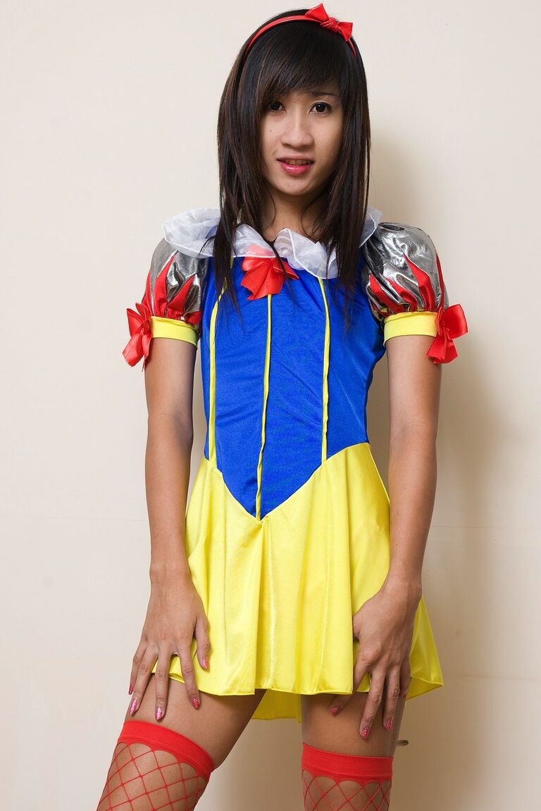 18P Shemale cosplay cutie OOD levanta su disfraz de Blancanieves para jugar con su pequeño culo