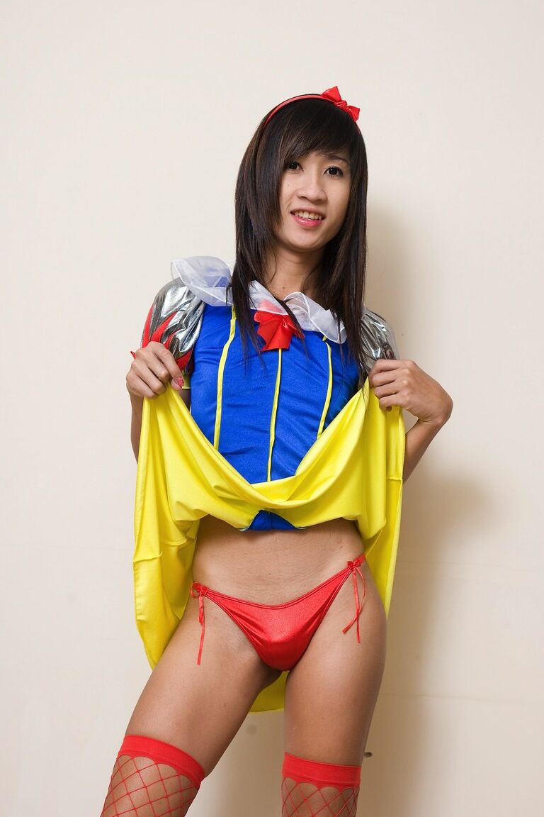 18P Shemale cosplay cutie OOD levanta su disfraz de Blancanieves para jugar con su pequeño culo
