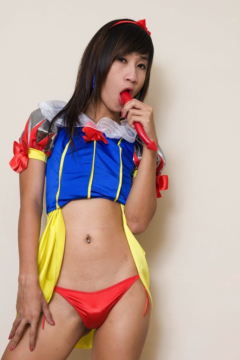 18P Shemale cosplay cutie OOD levanta su disfraz de Blancanieves para jugar con su pequeño culo