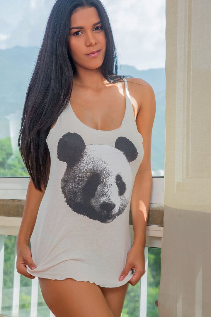 16P Latina super gostosa Kendra Roll tira a camisa para expor seus peitos grandes