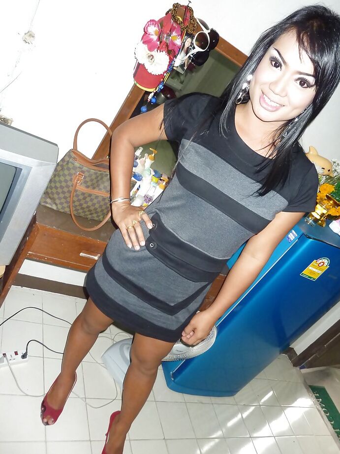 16P Petite ladyboy se quita las bragas para masturbarse un enorme shecock afeitado