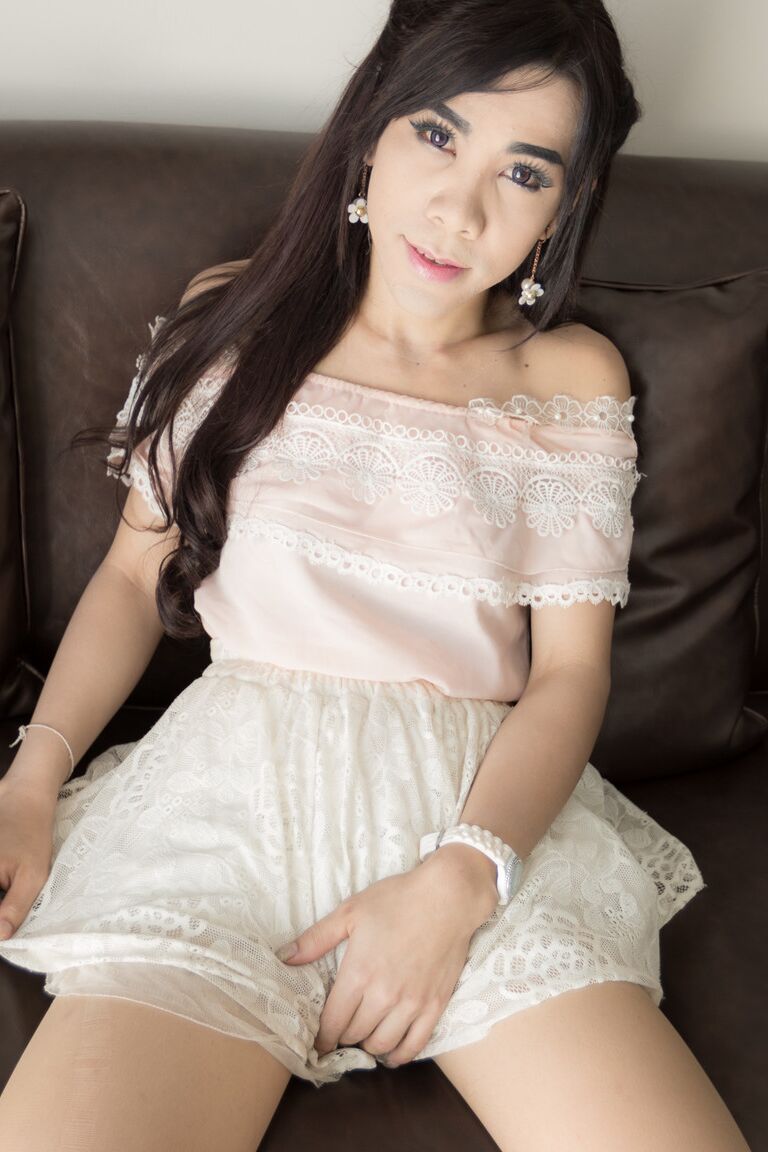 17P Ladyboy Tan parece dulce e inocente, hasta que la ves masturbándose