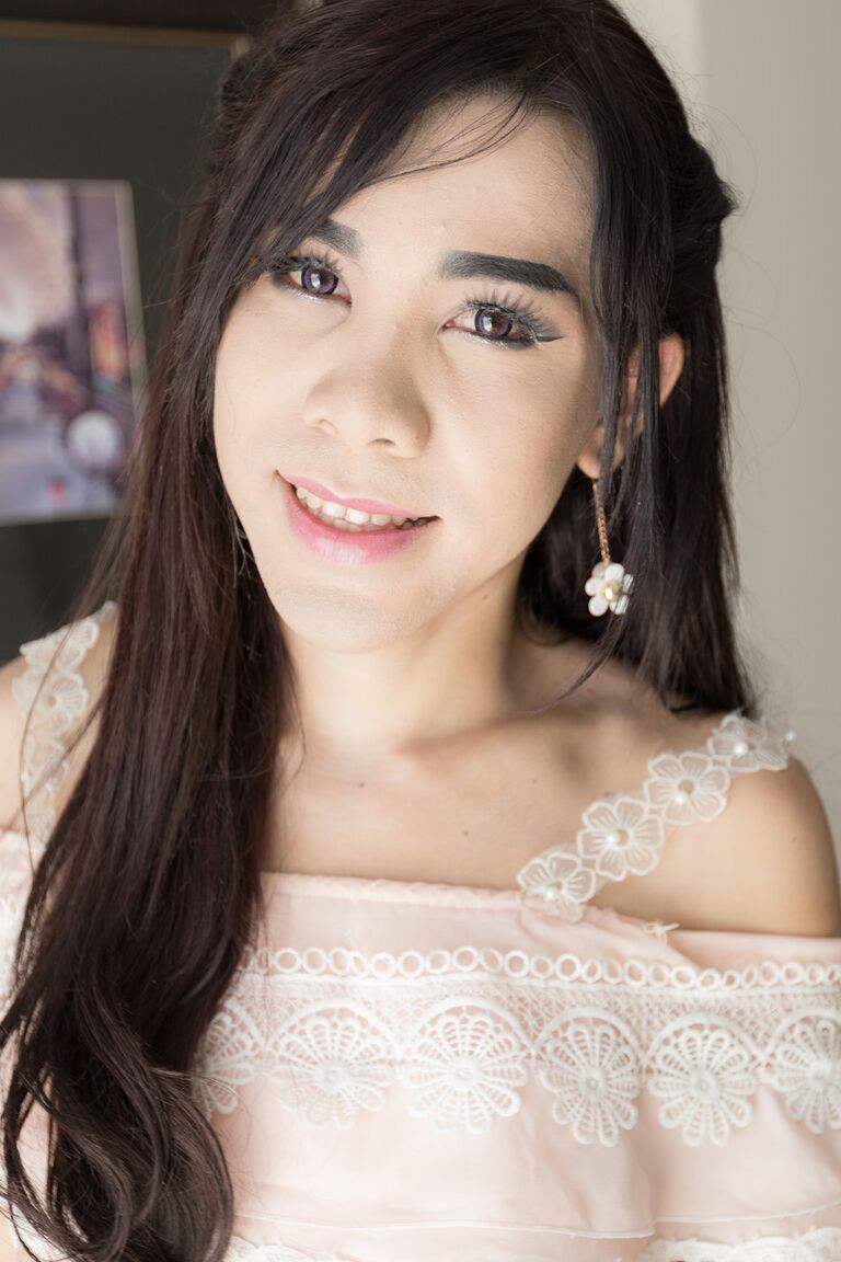 17P Ladyboy Tan parece dulce e inocente, hasta que la ves masturbándose