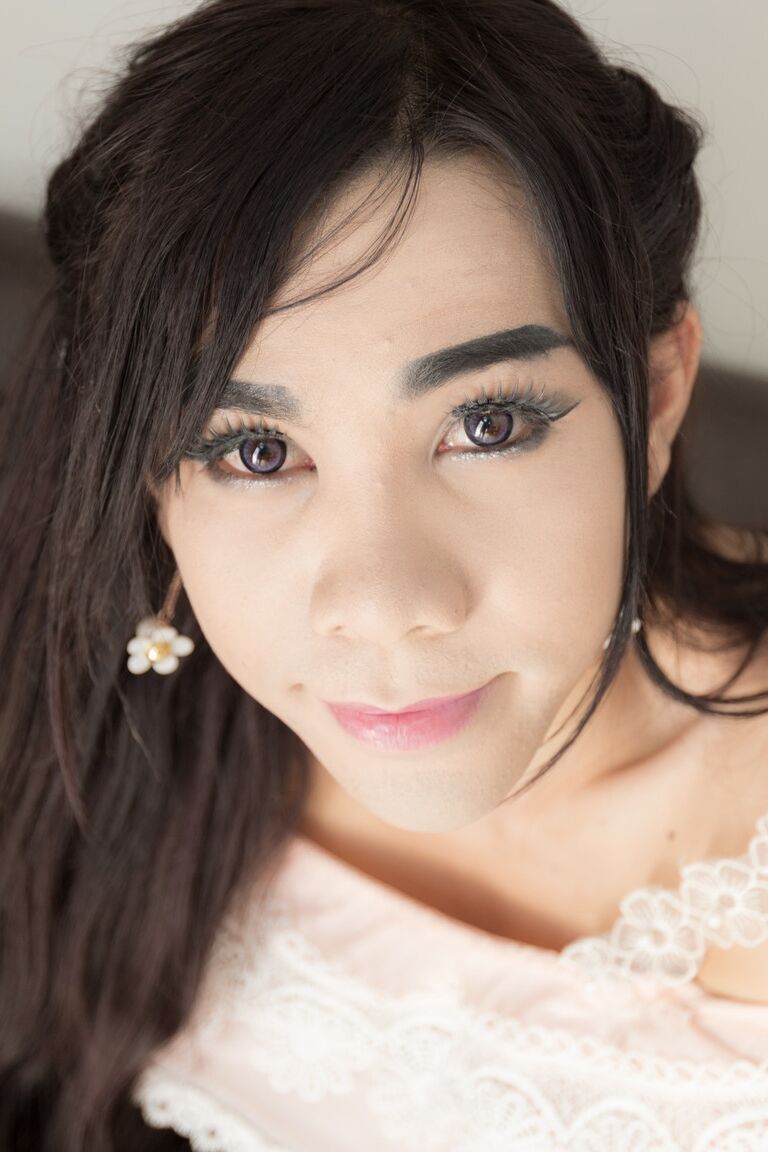 17P Ladyboy Tan parece dulce e inocente, hasta que la ves masturbándose