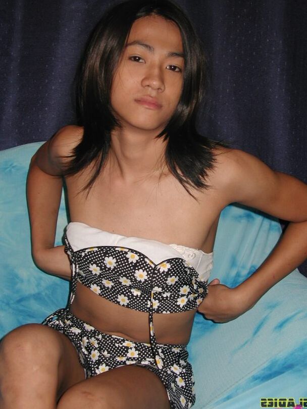 16P TS Senhoras Tranny magro asiático tranny posando