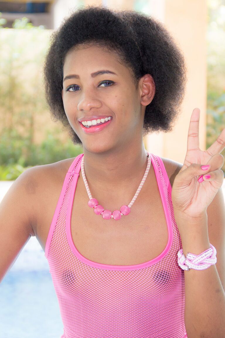 19P Lookme, la mignonne ébène Willowy, se déshabille sur le lit pour une bite transexuelle