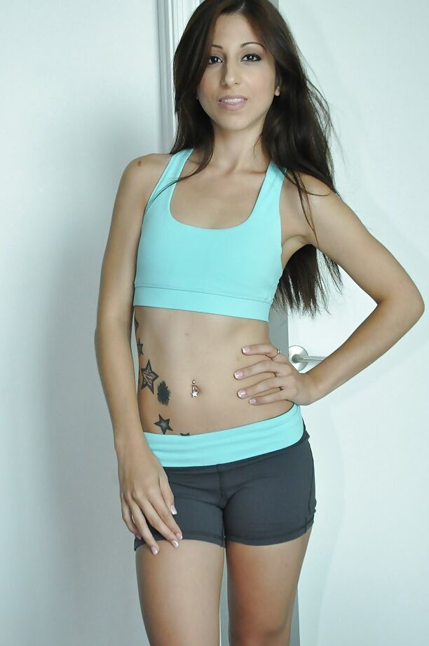 16P Nena tetona con tatuaje alexa desnudando su cuerpo flaco y sexy