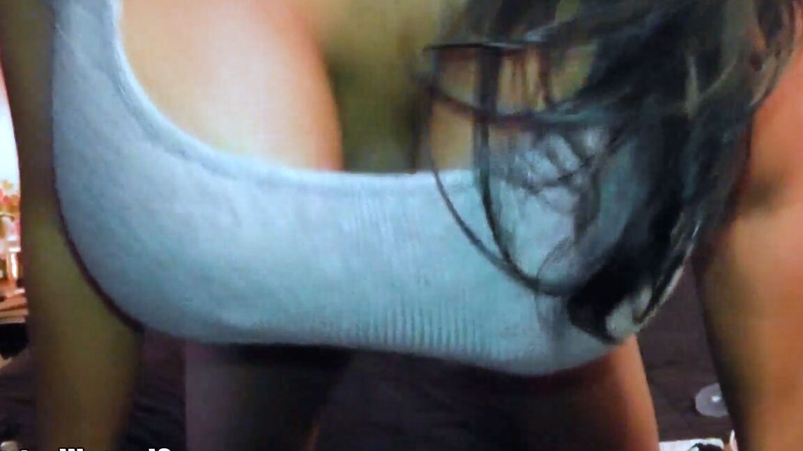 21P Latina Sienna West brincando com seus enormes peitos oleosos e sua buceta sexy