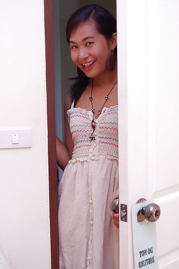 12P Transsexuelle asiatique adolescente innocente montrant son cul chaud en talons hauts