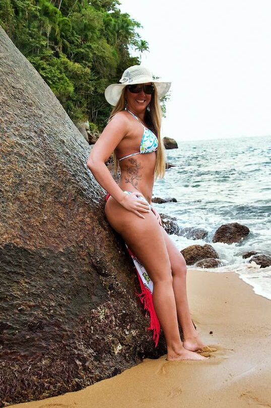 16P Gata latina sexy Alessandra Maia mostrando sua bunda gordinha na baía