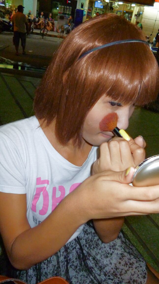 17P Ladyboy asiatique aux cheveux roux se lève pour montrer une bite dans un lieu public