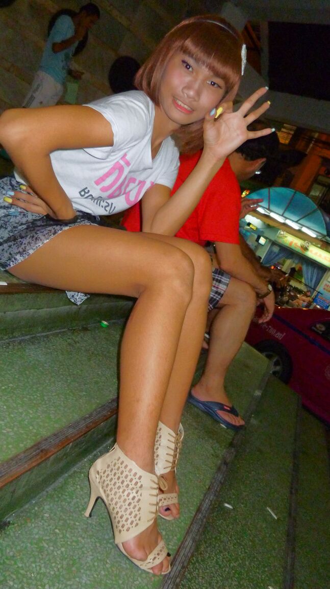 17P Ladyboy asiatique aux cheveux roux se lève pour montrer une bite dans un lieu public