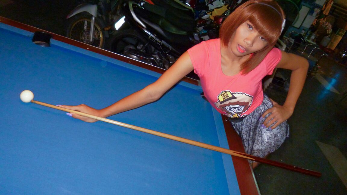 17P Ladyboy asiatique aux cheveux roux se lève pour montrer une bite dans un lieu public