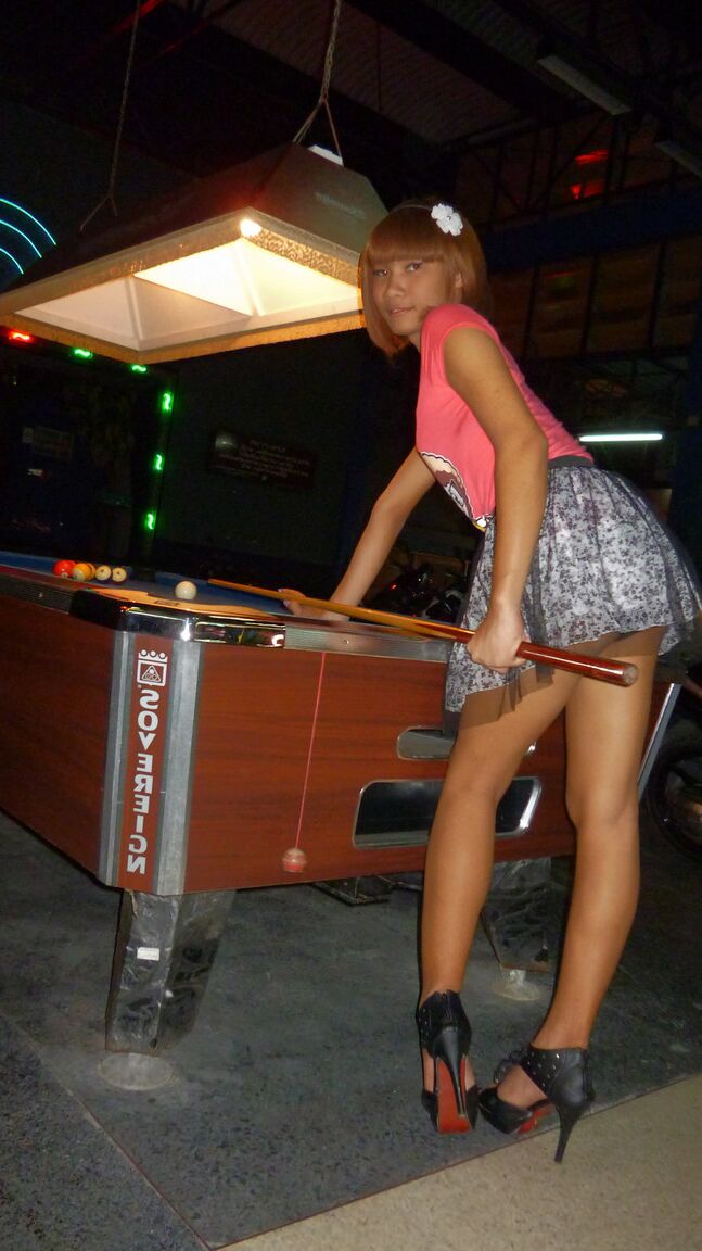 17P Ladyboy asiatique aux cheveux roux se lève pour montrer une bite dans un lieu public
