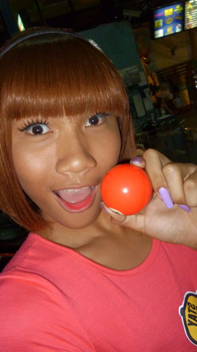 17P Ladyboy asiatique aux cheveux roux se lève pour montrer une bite dans un lieu public