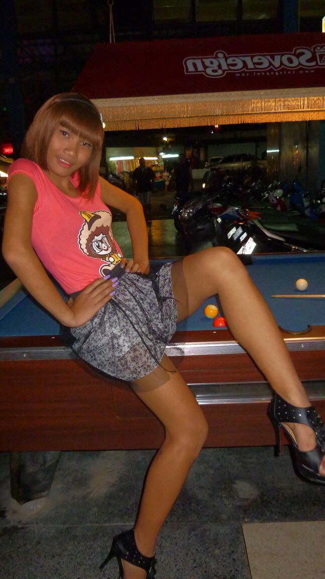 17P Ladyboy asiatique aux cheveux roux se lève pour montrer une bite dans un lieu public